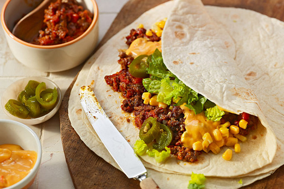 Burrito - Tortilla gefüllt mit Hackfleisch, Mais, Salat und Jalapenoscheiben