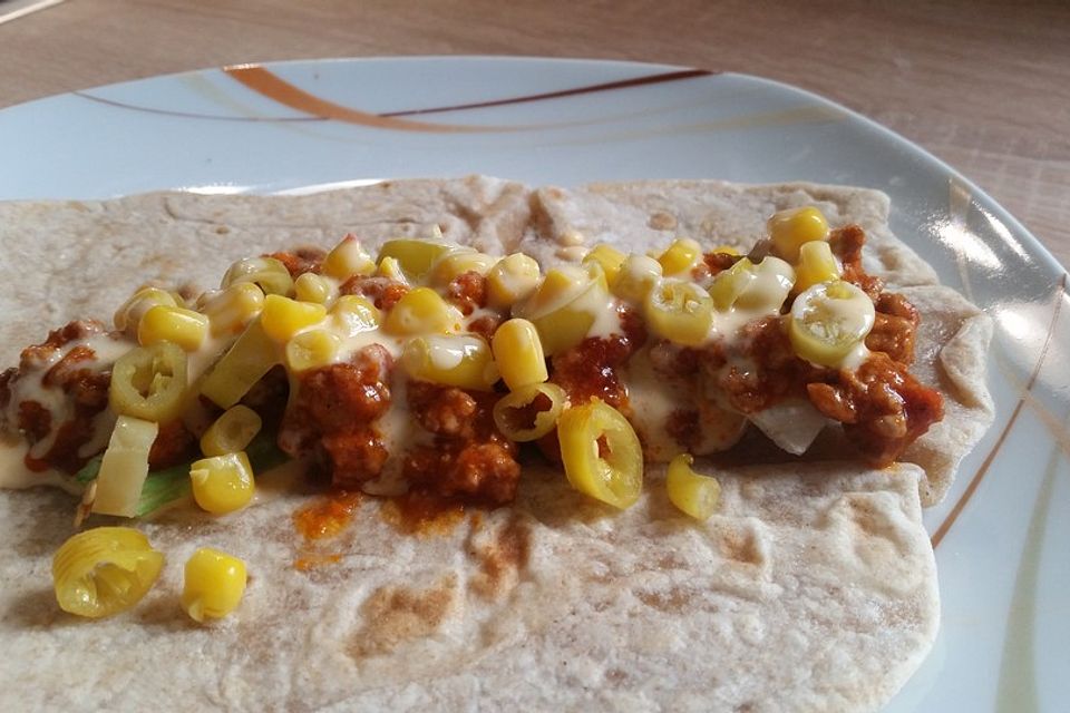 Burrito - Tortilla gefüllt mit Hackfleisch, Mais, Salat und Jalapenoscheiben