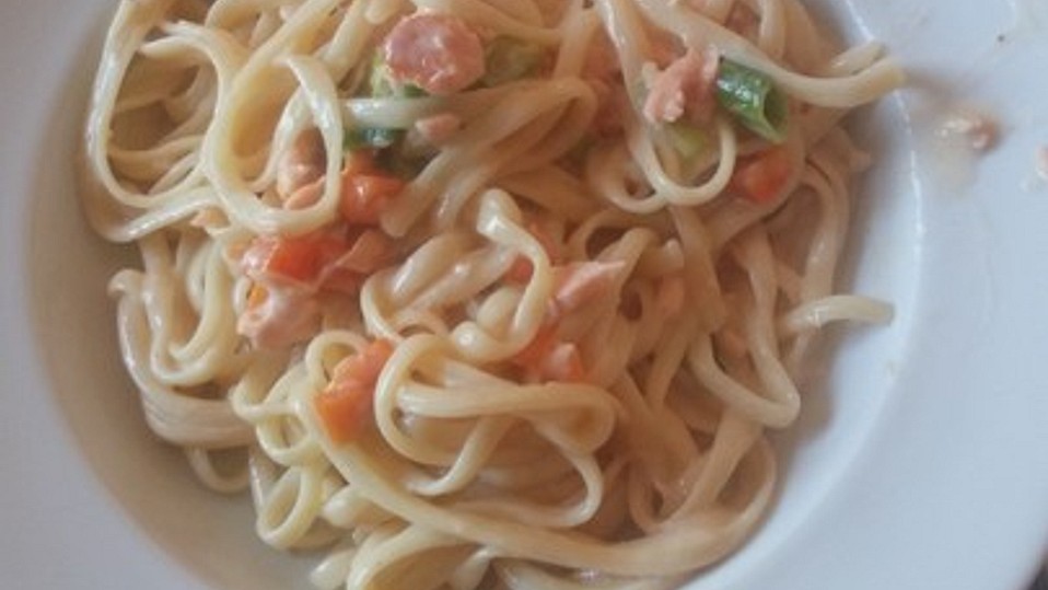 Nudeln mit Schmelzkäse - Räucherlachs - Soße von ManuGro Nudeln mit Schmelzkäse - Räucherlachs - Soße von ManuGro