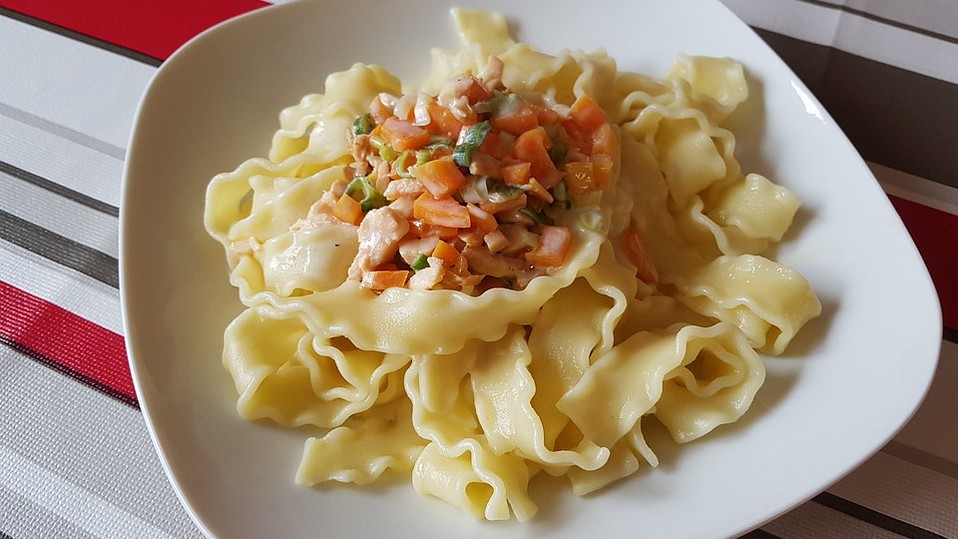 Nudeln mit Schmelzkäse - Räucherlachs - Soße von ManuGro Nudeln mit Schmelzkäse - Räucherlachs - Soße von ManuGro