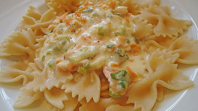 Nudeln mit Schmelzkäse - Räucherlachs - Soße von ManuGro Nudeln mit Schmelzkäse - Räucherlachs - Soße von ManuGro