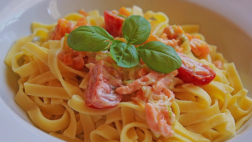 Nudeln mit Schmelzkäse - Räucherlachs - Soße von ManuGro Nudeln mit Schmelzkäse - Räucherlachs - Soße von ManuGro