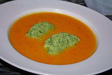 Karotten - Orangen - Suppe mit Petersiliennocken