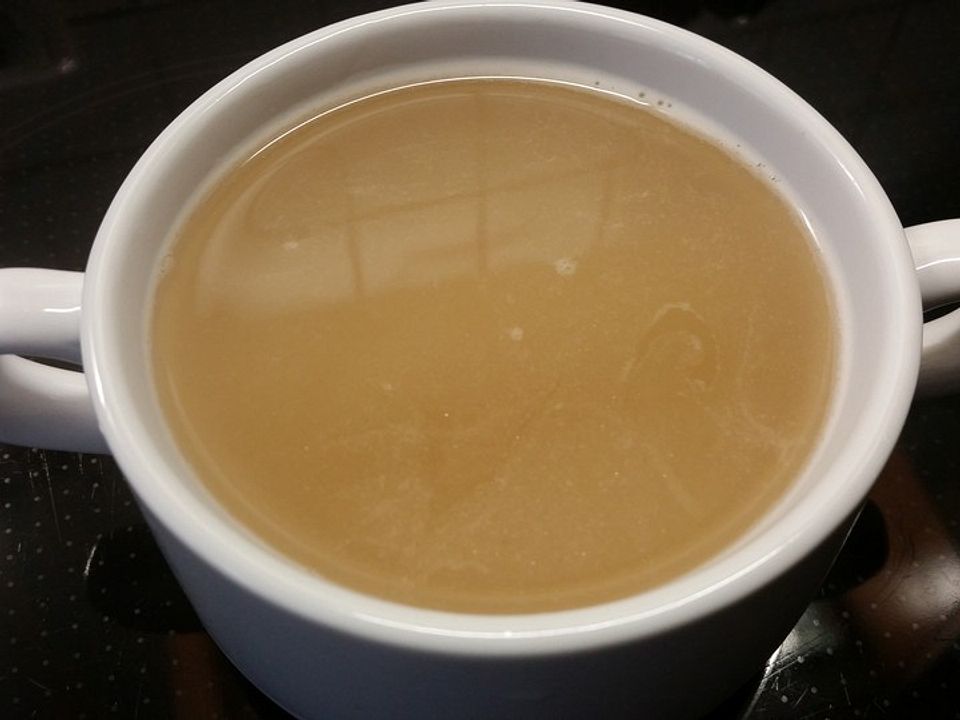 Braune Kraftbrühe von Rockerheggen| Chefkoch Braune Kraftbrühe von Rockerheggen| Chefkoch