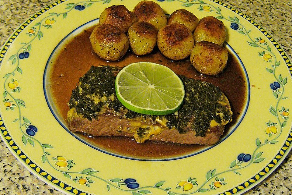 Lamm - Rückensteaks mit Rosmarin - Gin - Sauce und Bratkartoffeln