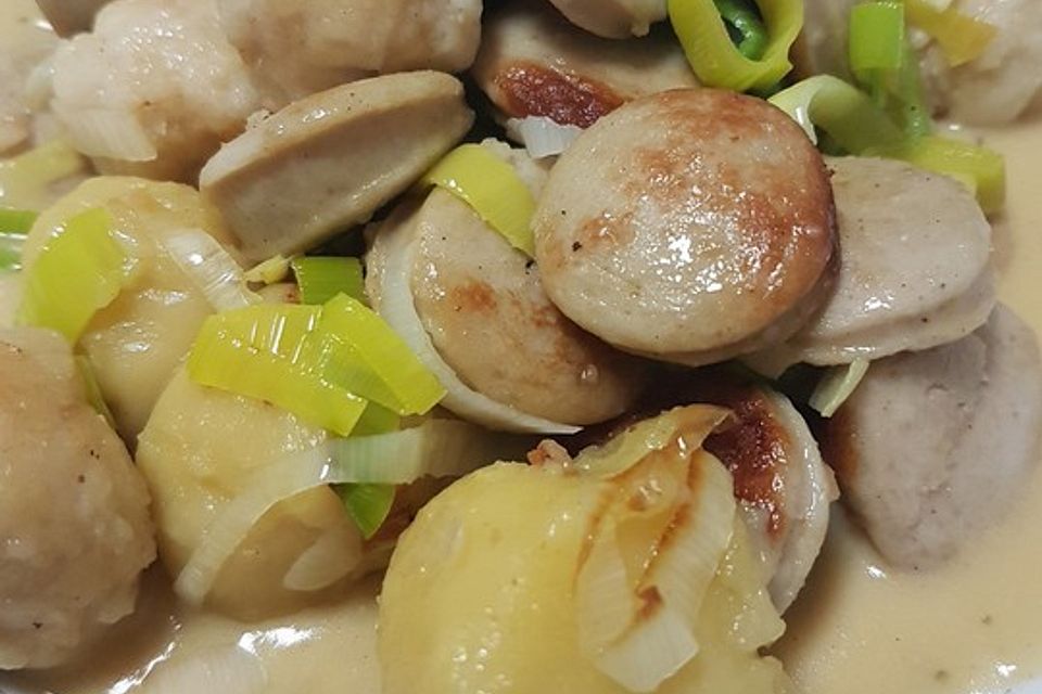 Knödelpfanne mit Würstchen Knödelpfanne mit Würstchen