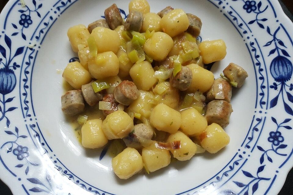 Knödelpfanne mit Würstchen Knödelpfanne mit Würstchen