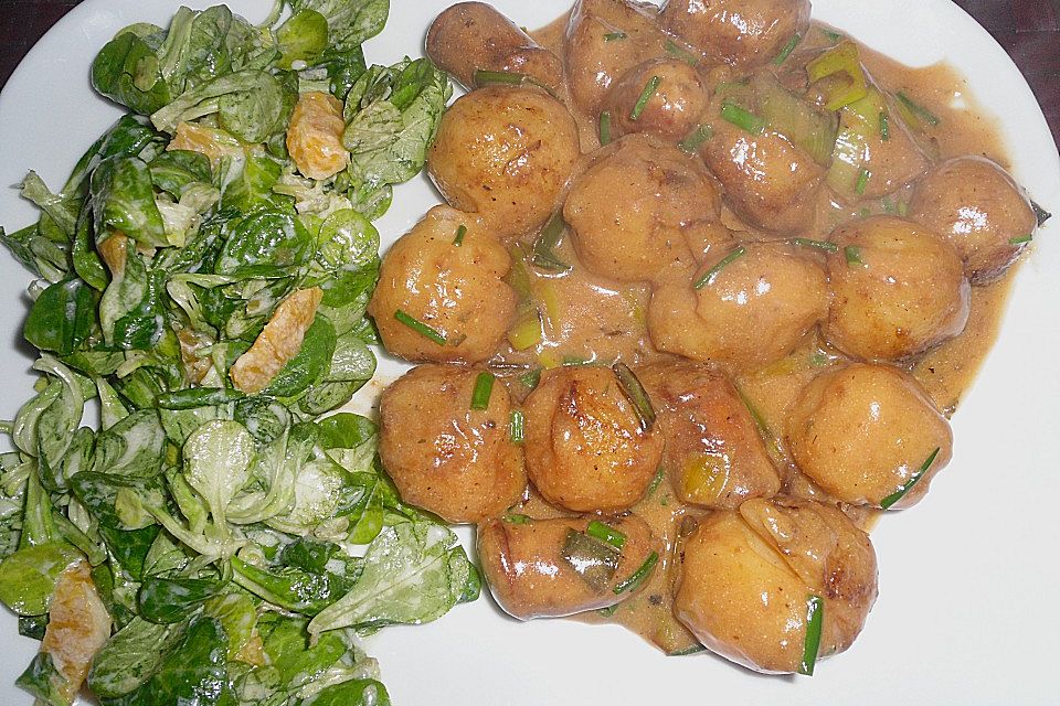 Knödelpfanne mit Würstchen Knödelpfanne mit Würstchen