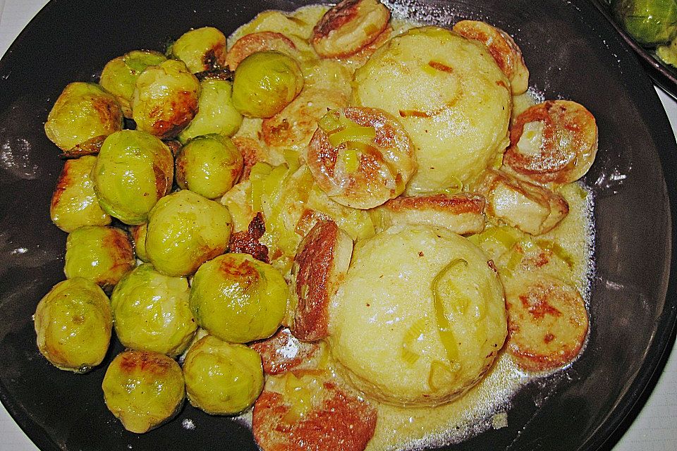 Knödelpfanne mit Würstchen Knödelpfanne mit Würstchen