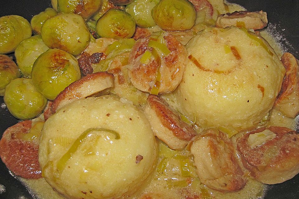 Knödelpfanne mit Würstchen Knödelpfanne mit Würstchen