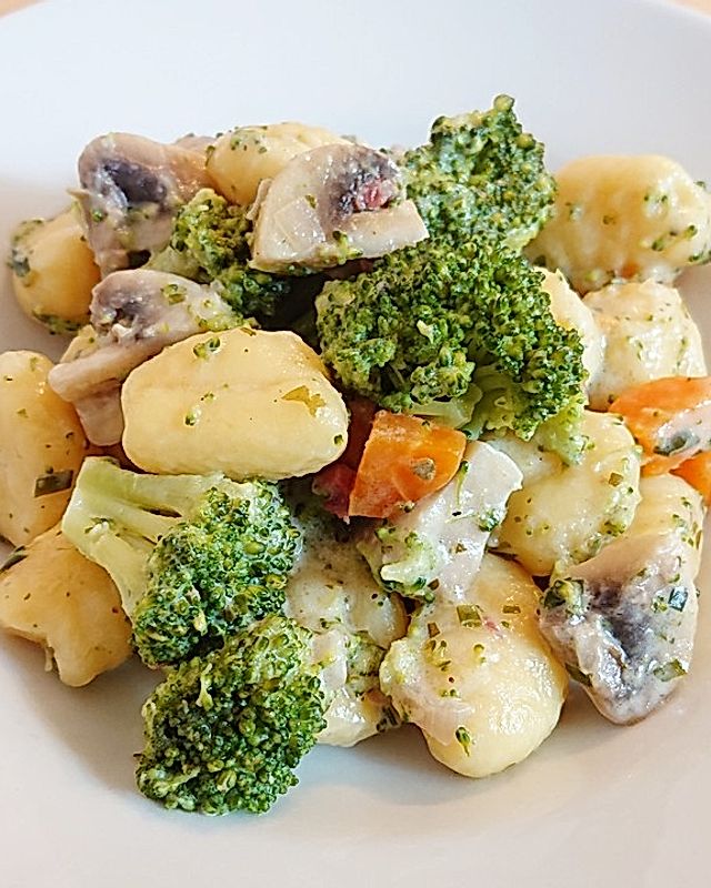 Marinas Gnocchi mit Brokkoli und Pilzen