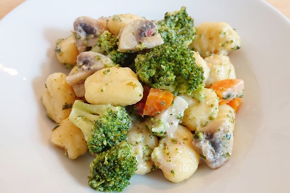 Marinas Gnocchi mit Brokkoli und Pilzen