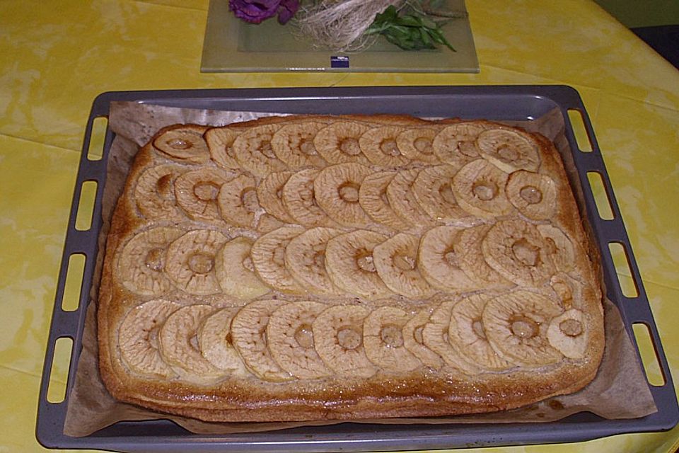 Apfeltarte mit Sahne