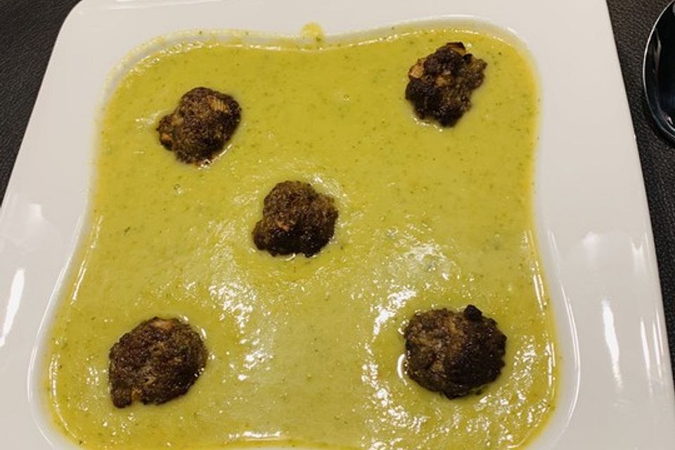 Zucchinicremesuppe mit Hackbällchen (ohne Kohlenhydrate)