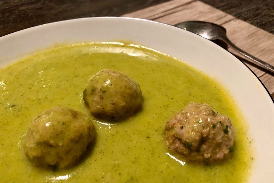 Zucchinicremesuppe mit Hackbällchen (ohne Kohlenhydrate)