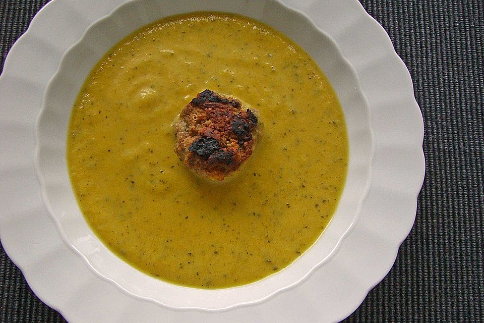 Zucchinicremesuppe mit Hackbällchen (ohne Kohlenhydrate)