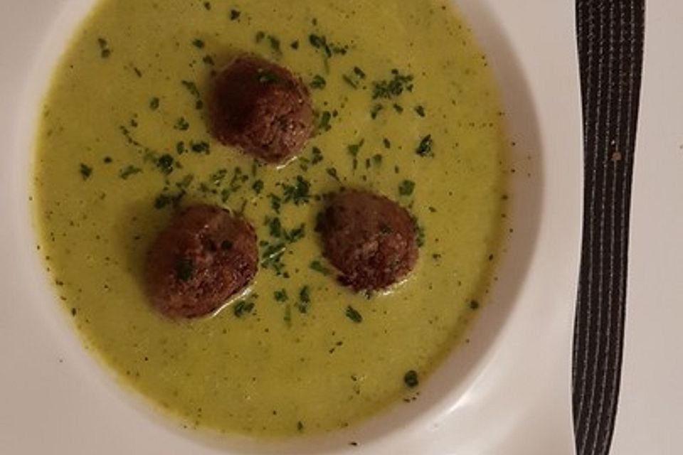 Zucchinicremesuppe mit Hackbällchen (ohne Kohlenhydrate)