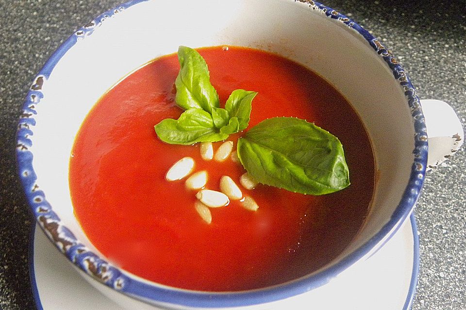 Tomaten - Ingwer - Suppe mit Pinienkernen