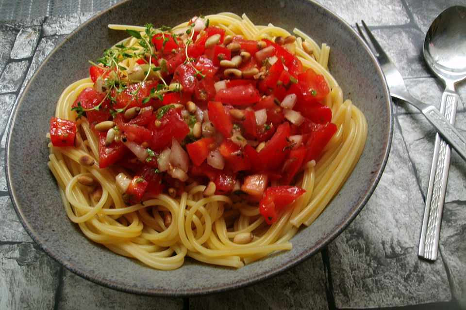 Spaghetti mit Paprika, Tomaten und Pinienkernen