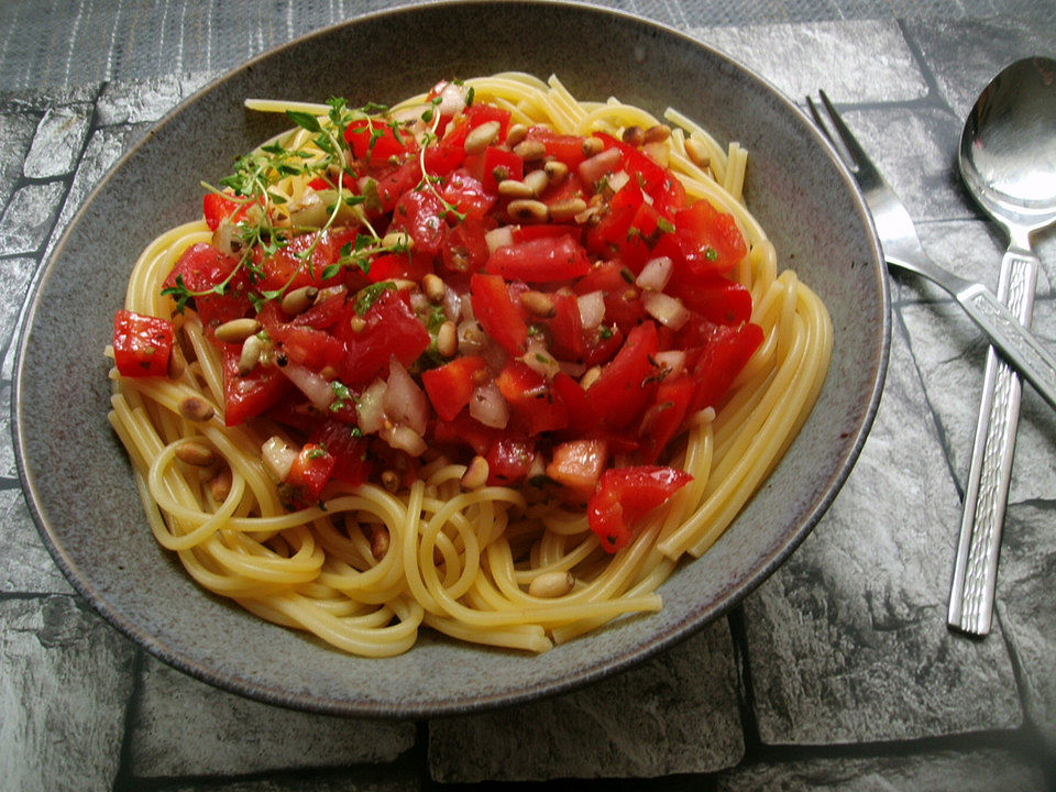 Spaghetti mit Paprika, Tomaten und Pinienkernen von kaliorexi | Chefkoch