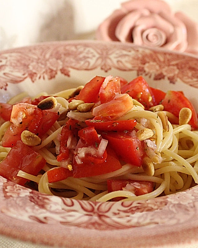 Spaghetti mit Paprika, Tomaten und Pinienkernen