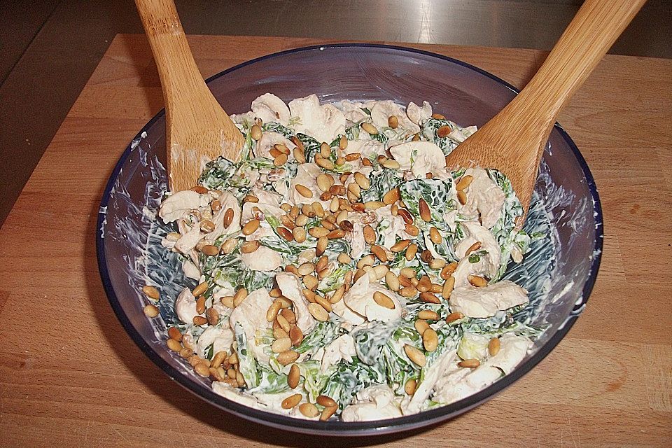 Feldsalat mit Champignons und Ziegenfrischkäse