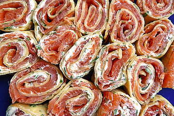 Pikante Palatschinken mit Frischkäse - Kräuter - Lachsfüllung| Chefkoch