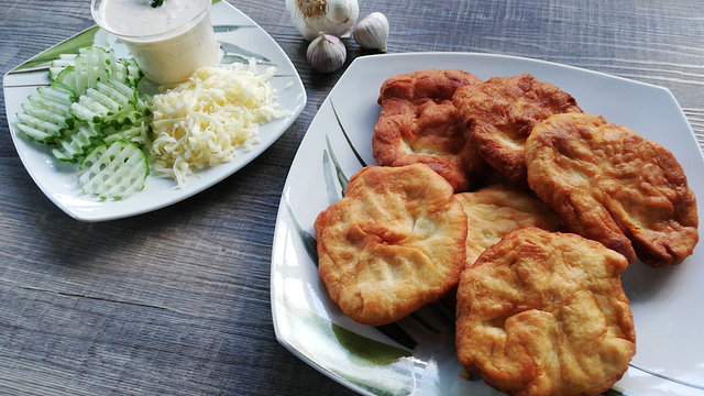 Videoda mast ayol minatka oladi va g‘o‘qiradi.