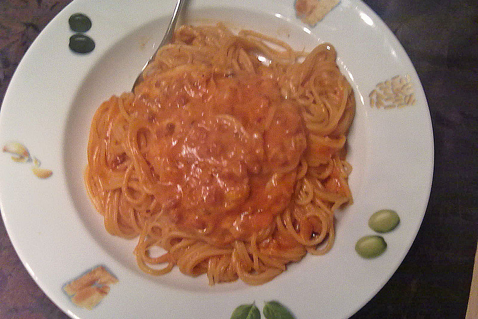 Spaghetti mit Tomaten, Speck und Cheddarkäse