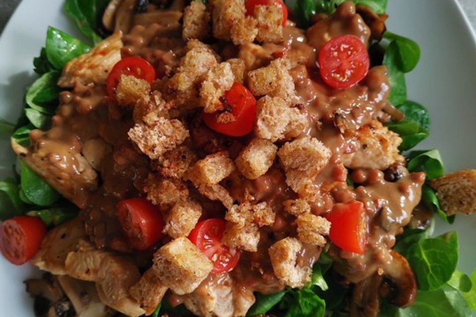 Feldsalat mit Balsamicodressing, gebratenen Schweinefiletstreifen und Champignons