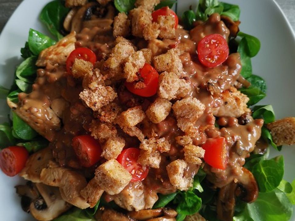 Feldsalat mit Balsamicodressing, gebratenen Schweinefiletstreifen und ...