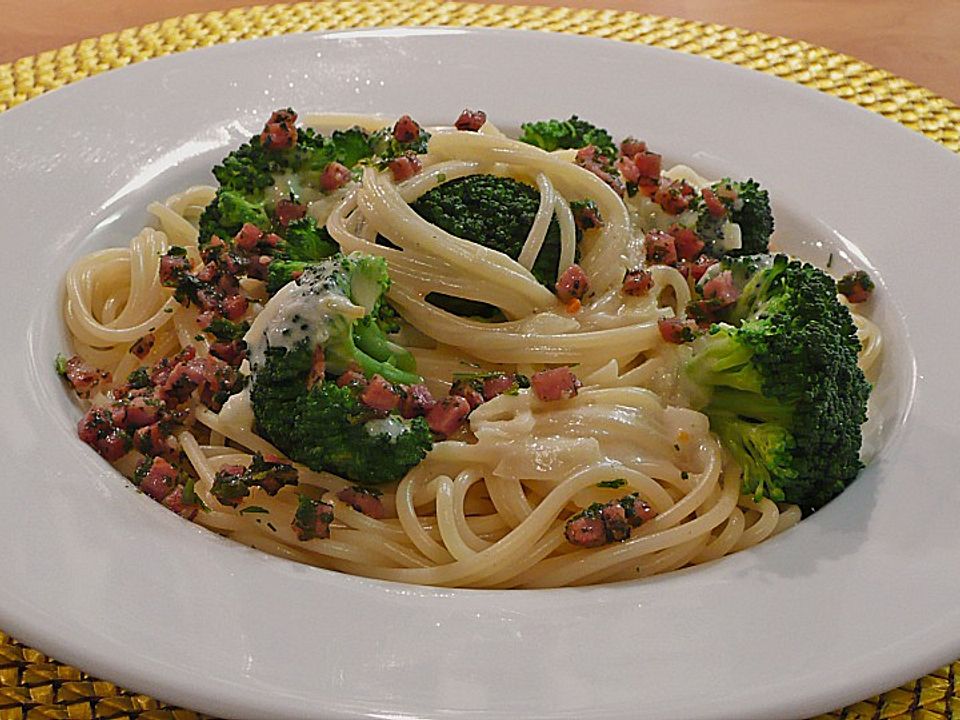 Spaghetti mit Brokkoli und Kräuterspeck von plumbum| Chefkoch