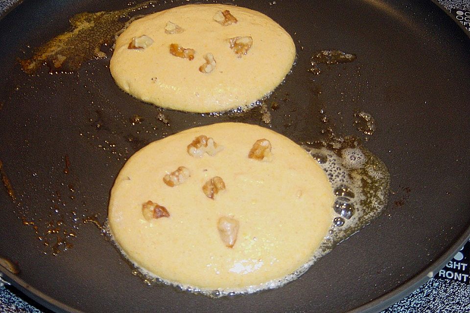 Pancakes mit Kürbispüree und karamellisierten Walnüssen