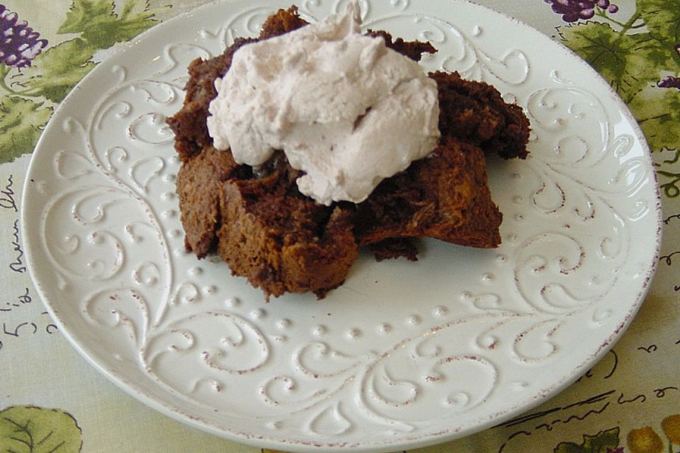 Schokoladen - Breadpudding mit Schokoladensahne