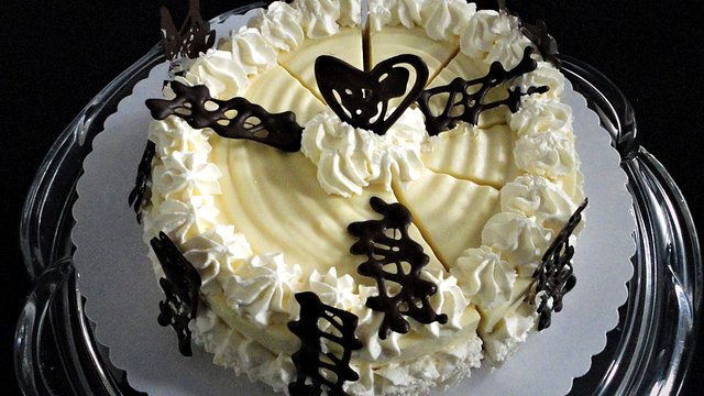 Weiße Himbeer - Trüffeltorte von adretteclaudette Weiße Himbeer - Trüffeltorte von adretteclaudette