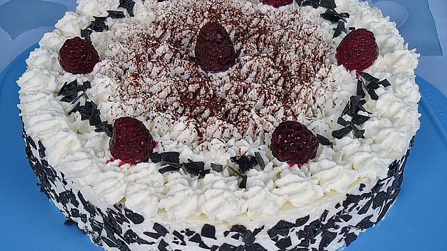 Weiße Himbeer - Trüffeltorte von adretteclaudette Weiße Himbeer - Trüffeltorte von adretteclaudette
