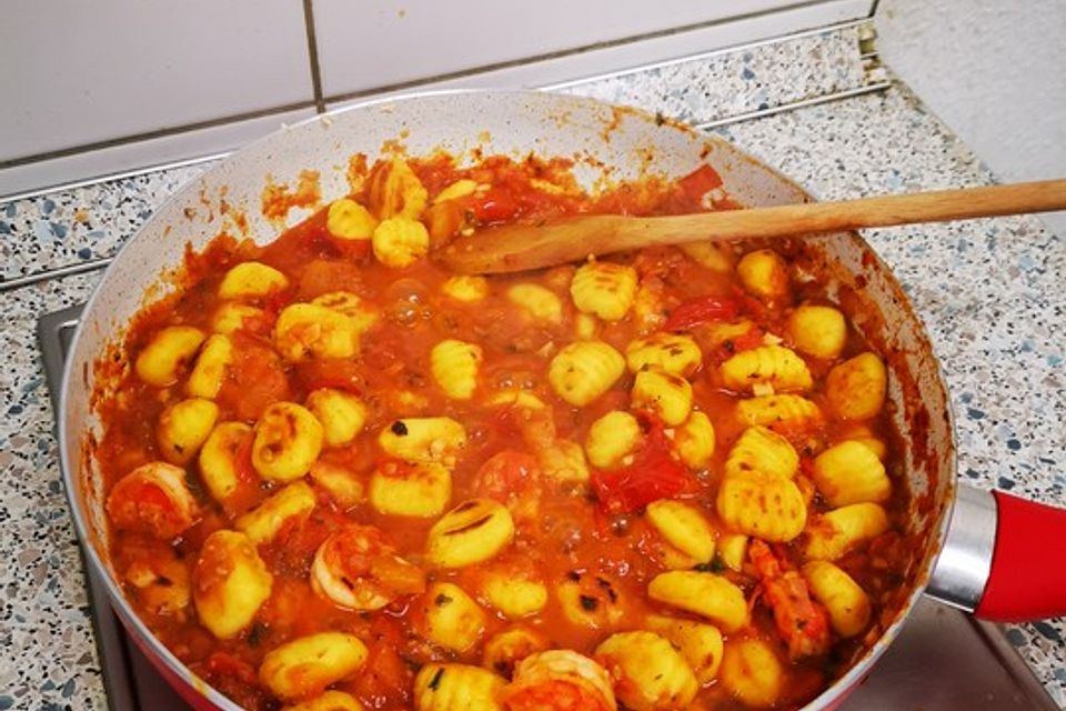 Gnocchi an pikanter Garnelen - Tomensauce