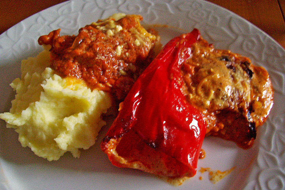 Überbackene Spitzpaprika mit Käsefüllung