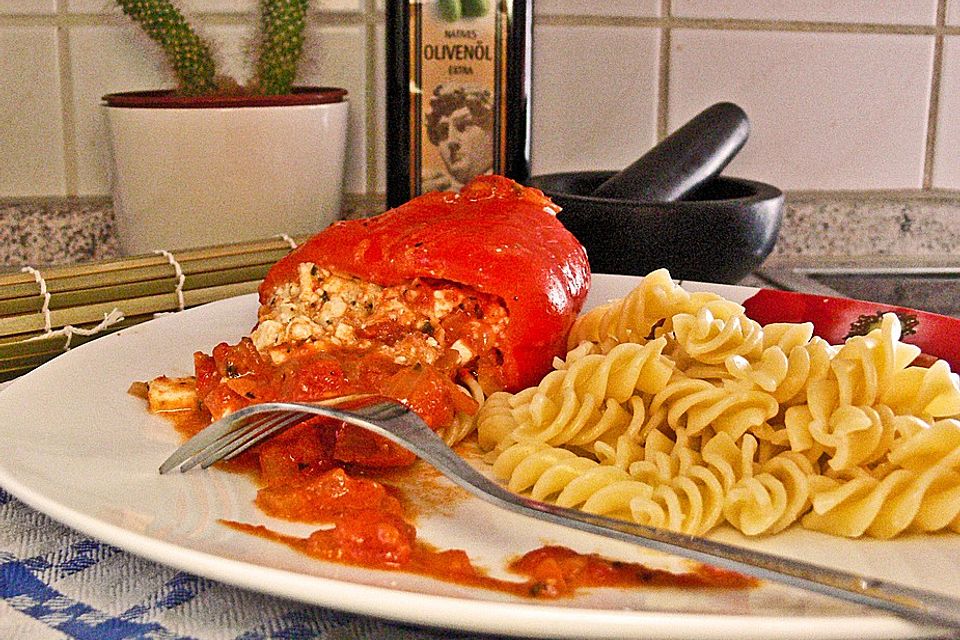 Überbackene Spitzpaprika mit Käsefüllung