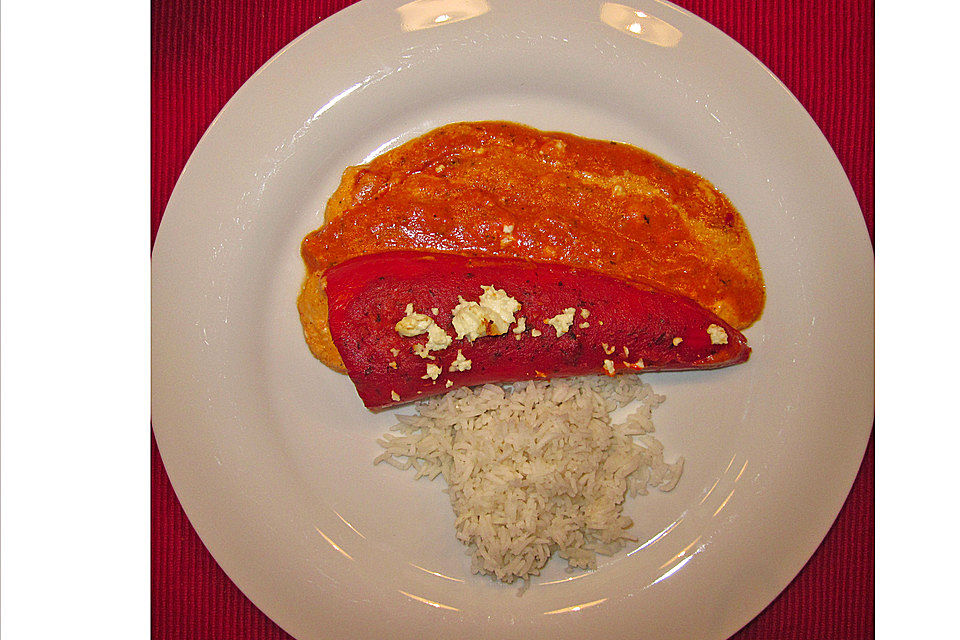 Überbackene Spitzpaprika mit Käsefüllung