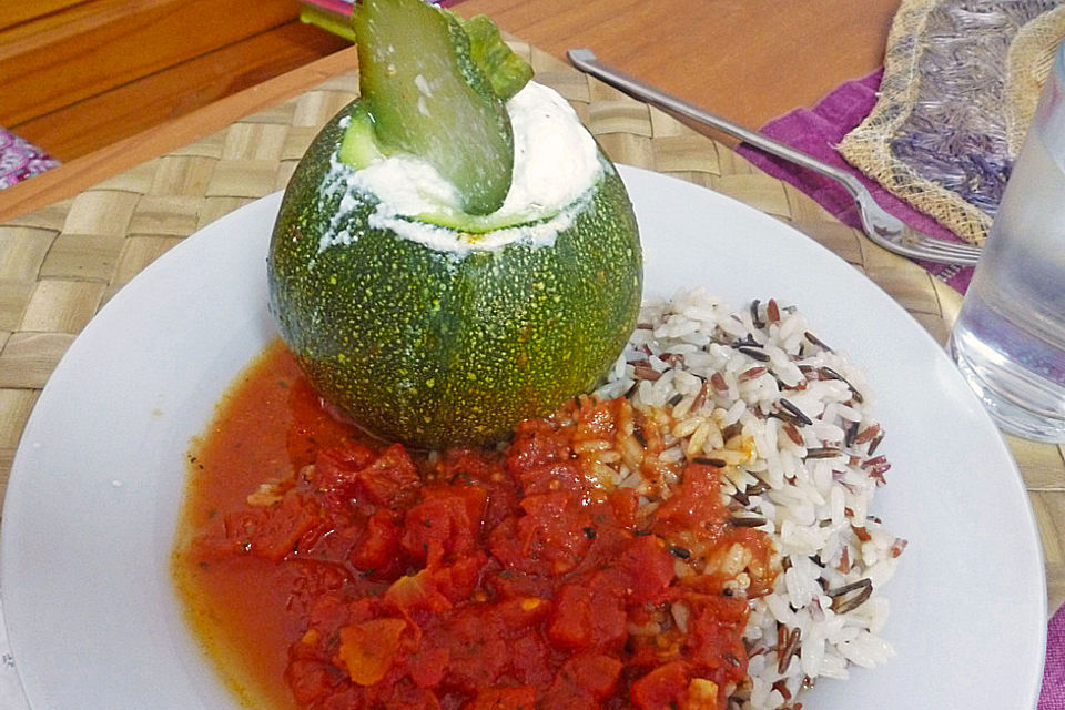 Überbackene Spitzpaprika mit Käsefüllung