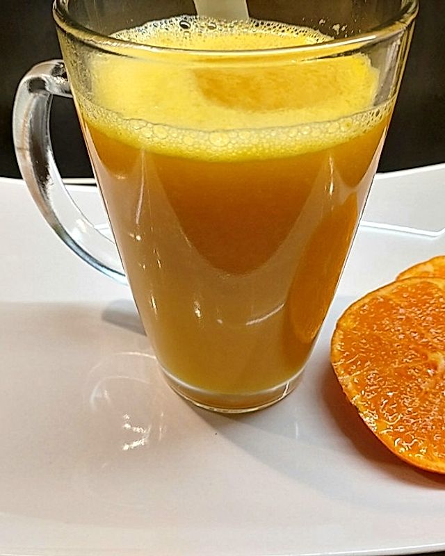 Punsch mit Mango-, Orangen-, Zitronen- und Johannisbeersaft