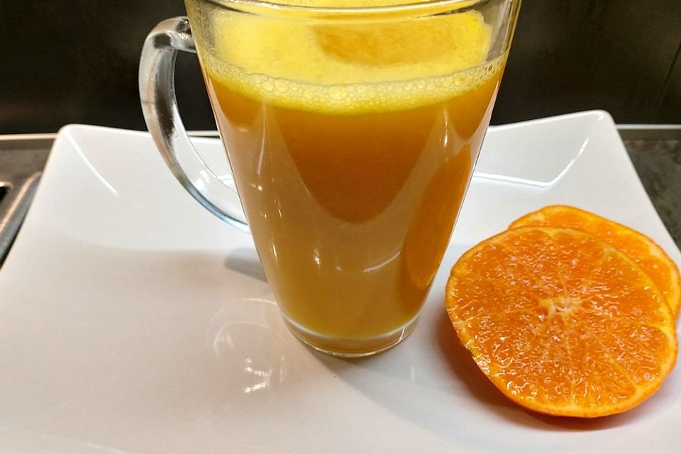 Punsch mit Mango-, Orangen-, Zitronen- und Johannisbeersaft