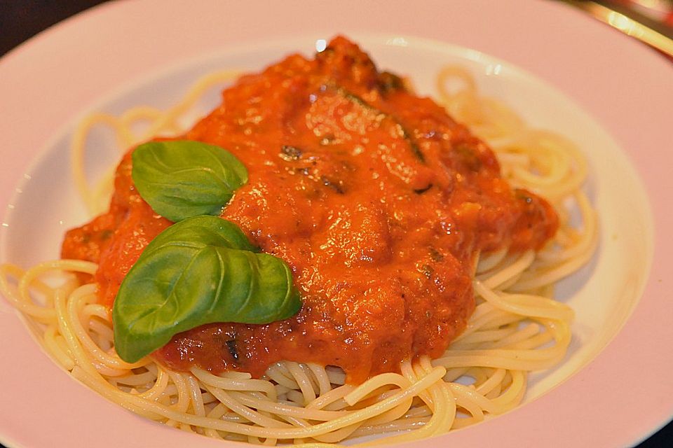 Spaghetti Napoli mit schwarzen Oliven und Kapern