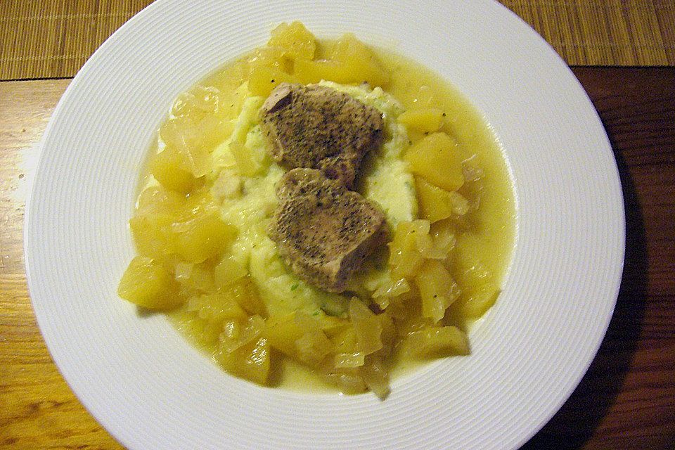 Schweinefilet an Apfelsauce mit Zwiebel - Kartoffel - Püree