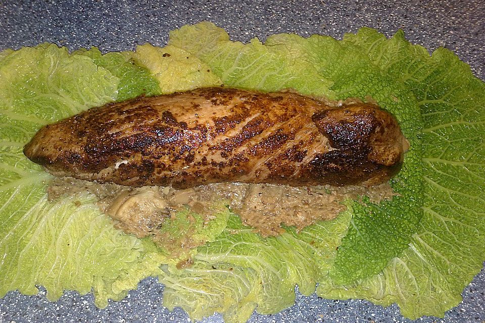 Schweinefilet im Steinpilz - Wirsingkohlmantel, Gnocchi und Cassis - Thymian - Sauce Schweinefilet im Steinpilz - Wirsingkohlmantel, Gnocchi und Cassis - Thymian - Sauce
