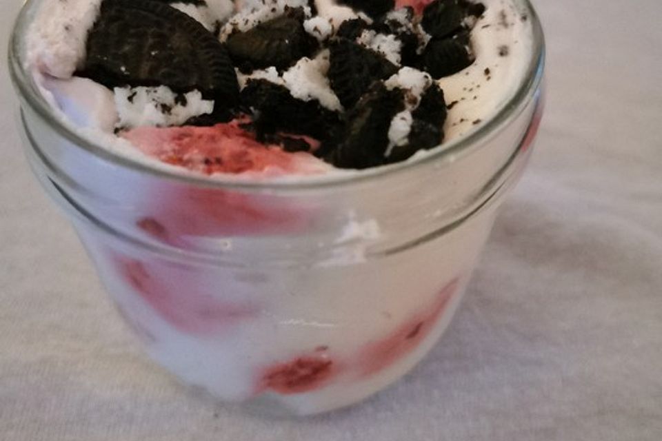 Mascarponecreme mit Himbeeren und weißer Schokolade