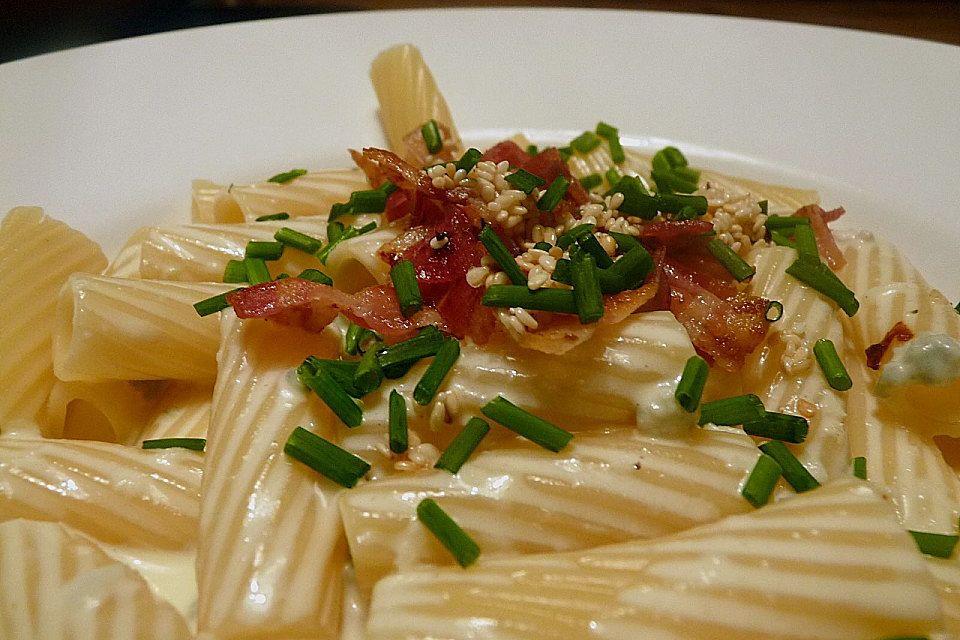 Tortiglioni in Gorgonzolasauce mit Sesam