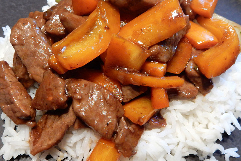 Chinesisches Rindfleisch mit Zwiebeln und Paprika