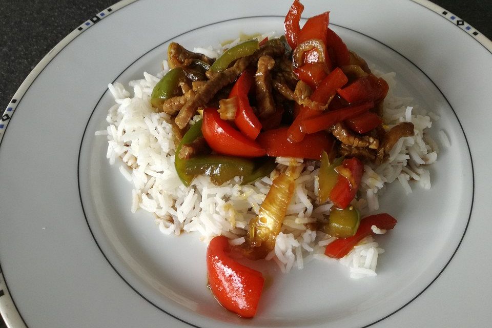 Chinesisches Rindfleisch mit Zwiebeln und Paprika